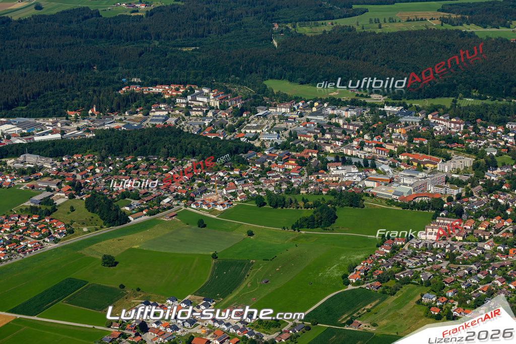 Aktuelles Luftbild von Empfing Traunstein - Die Luftaufnahme wurde 2022 mittels UL-Flugzeug erstellt ( keine Drohne ) - hochauflösende Kamera-Systeme von  Canon -Beste Qualität - Für grossformatige Ausdrucke geeignet. Die Geschenkidee !