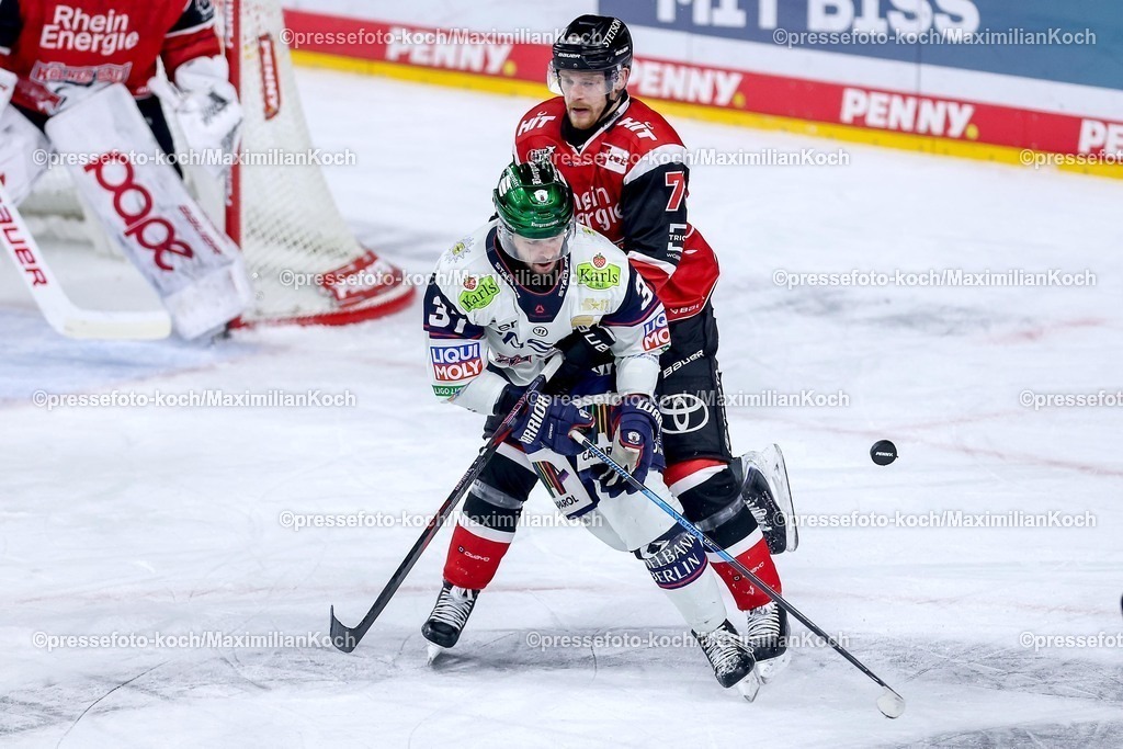 KEC20042601024 | 20.04.2026, Eishockey, DEL Halbfinale Play-Offs, Kölner Haie - Eisbären Berlin, Spiel 6, Lanxess-Arena Köln: Oliwer Kaski (Kölner Haie #07) im Zweikampf gegen  Markus Vikingstad (Eisbären Berlin #37) 