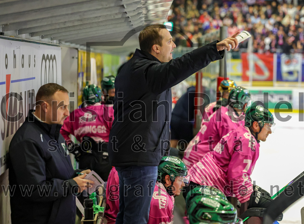 2025-10-24_067_TSV_Erding_gegen_Deggendorfer_SC | Erding, Deutschland, 24.10.2025:Eishockey, Oberliga Süd 2025 / 2026, 11. Spieltag, TSV Erding gegen Deggendorfer SC, Endergebnis: 2:4Co-Trainer Maximilian Helling (Erding Gladiators), Teamchef Dominik Quinlan (Erding Gladiators)Foto: Christian Riedel / fotografie-riedel.net