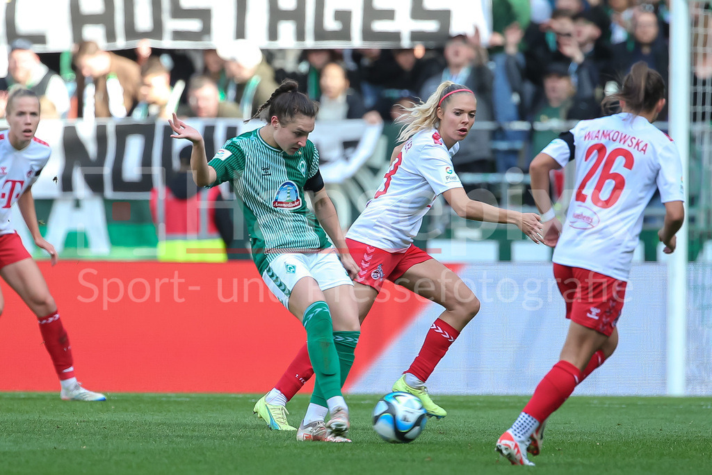 Fussball, Google Pixel Frauen-Bundesliga, SV Werder Bremen - 1. FC Köln | v.li.: Sophie Weidauer (SV Werder Bremen, 9) am Ball, Einzelbild, Ganzkörper, Aktion, Action, Spielszene, DIE DFB-RICHTLINIEN UNTERSAGEN JEGLICHE NUTZUNG VON FOTOS ALS SEQUENZBILDER UND/ODER VIDEOÄHNLICHE FOTOSTRECKEN. DFB REGULATIONS PROHIBIT ANY USE OF PHOTOGRAPHS AS IMAGE SEQUENCES AND/OR QUASI-VIDEO.