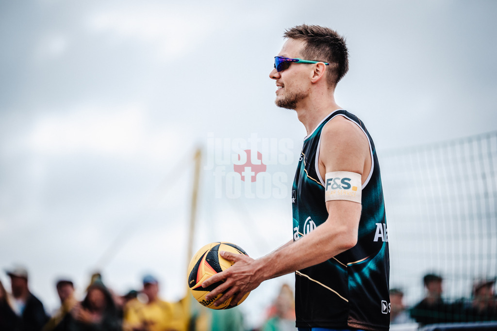 Beachvolleyball | Männer | Deutsche Meisterschaften 2025 Timmendorfer Strand | 05.09.2025 | David Poniewaz beim letzten Aufschlag seiner Karriere