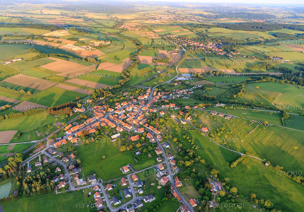 Vue aérienne: Vue de la ville depuis l'ouest à Vœllerdingen dans le département Bas Rhin, France – .Photo: IMG_107419.jpg prise le 19/05/2018 par Werner Riehm/FLY-FOTO.eu – Résolution de l'original: 5225 x 3648 px