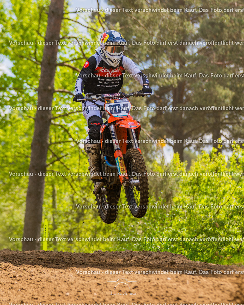 20260517_Templin-6669 | Sportfotografin aus Berlin-Brandenburg mit Fokus auf Motocross. Ich halte deine sportliche Leistung und echte Emotionen auf und neben der Strecke professionell fest. Entdecke die Fotos von deinem Rennen und bestelle sie direkt hier im Shop.