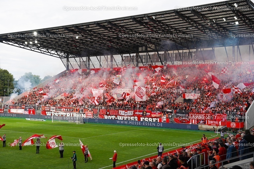 xydr01082501030 | 01.08.2025, xydrx, Fußball, 3.Liga, Rot-Weiss Essen - TSV 1860 München, Saison 2025 2026, Stadion an der Hafenstraße:  Essener Fans zünden Pyrotechnik  DFB regulations prohibit any use of photographs as image sequences and or quasi-video.