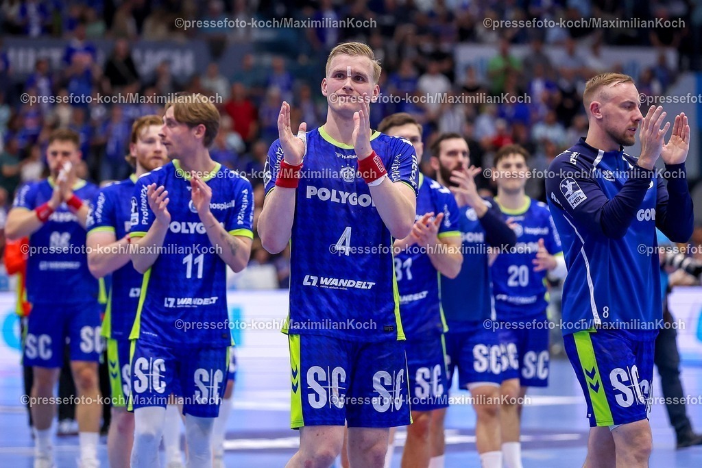 Gum30042601182 | 30.04.2026, Handball, 1. HBL, VfL Gummersbach - Frisch Auf! Göppingen, Saison 2025 / 2026 Herren, Schwalbe-Arena: Abschlussjubel nach dem 29:29 Unentschieden Ellioi Snaer Vioarsson (VfL Gummersbach #04) mit Tape auf der Nase im Gesicht Verletzt 