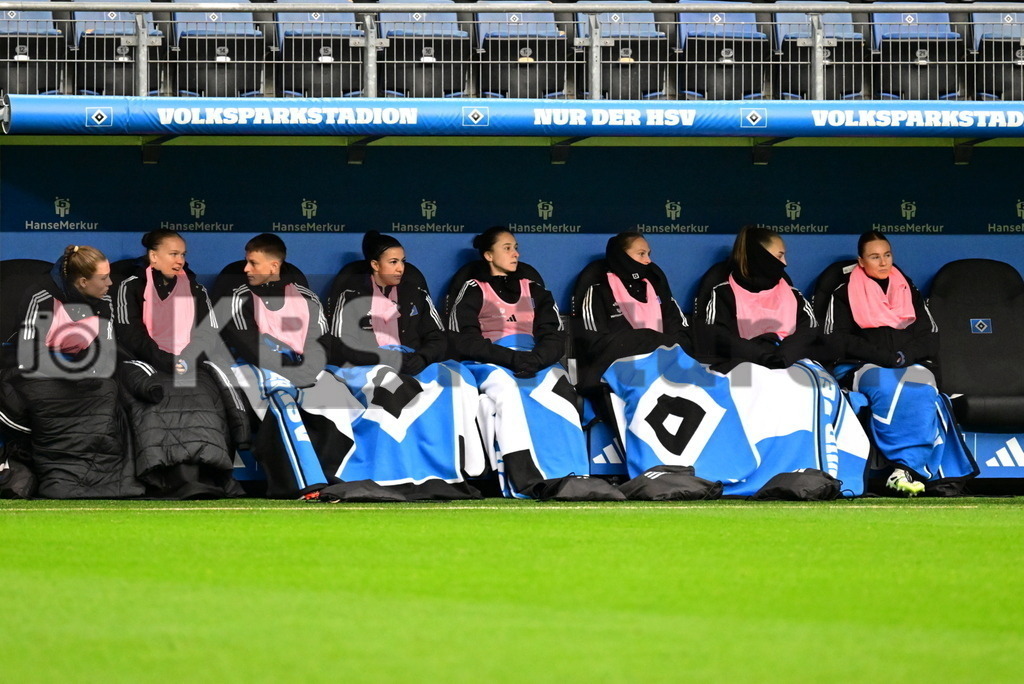 KBS Picture_HSV-Leverkusen_DFBpokal_Frauen_018 | Die HSV Ersatzspielerinnen ,Sportplatz :  Volksparkstadion, - Realisiert mit Pictrs.com