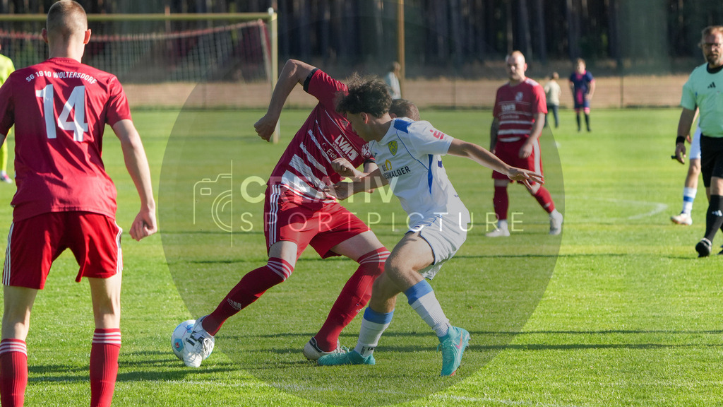 Fußball, Herren, Freundschaftsspiel, Testspiel, SG 1910 Woltersdorf vs. FSV 63 Luckenwalde, Freitag 20.06.2025, Sportplatz Woltersdorf, | Fußball, Herren, Freundschaftsspiel, Testspiel, SG 1910 Woltersdorf vs. FSV 63 Luckenwalde, Freitag 20.06.2025, Sportplatz Woltersdorf, Im Bild: Max Hathaway (weißes Trikot, Luckenwalde) - Realisiert mit Pictrs.com