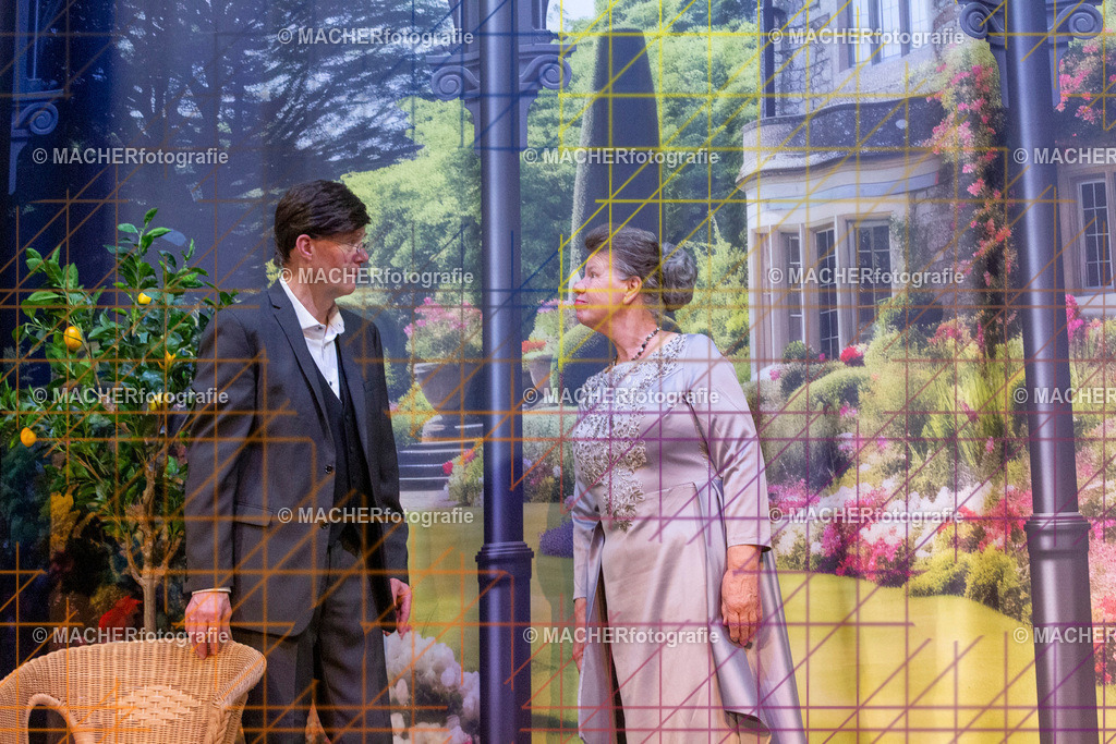 402_MFL-2025 | Portraitbilder von Regisseur; Darsteller; Techniker; Maske; Kostüme; Chor; Musiker; Bilderserie der Generalprobe und der Premierenvorstellung, Szenenbilder; Ausdrucksstudien; Bühnenüberblick; Bühnenkulissen; Pressefotos inkl. Redaktionsfoto Darstellergruppe.