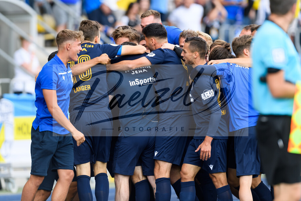 JENKOE20210808_014 | Fussball, Herren: Maximilian Wolfram (FC Carl Zeiss Jena) Torjubel, jubelt mit seiner Mannschaft nach dem Treffer zum 1:0 beim Spiel der 1. Runde im DFB-Pokal zwischen FC Carl Zeiss Jena und 1. FC Koeln im Ernst-Abbe-Sportfeld am 08.08.2021 in Jena, Deutschland.DFB / DFL REGULATIONS PROHIBIT ANY USE OF PHOTOGRAPHS AS IMAGE SEQUENCES AND/OR QUASI-VIDEO. - Realisiert mit Pictrs.com