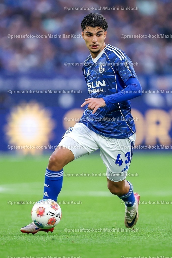 S0426092501090 | 25.09.2025, Fußball, FC Schalke 04 - SpVgg Greuther Fürth, 7.Spieltag, 2. Fußball Bundesliga, Veltins-Arena Gelsenkirchen, Saison 2025 2026: Mertcan Ayhan&nbsp;(Schalke04 #43) DFB regulations prohibit any use of photographs as image sequences and or quasi-video.