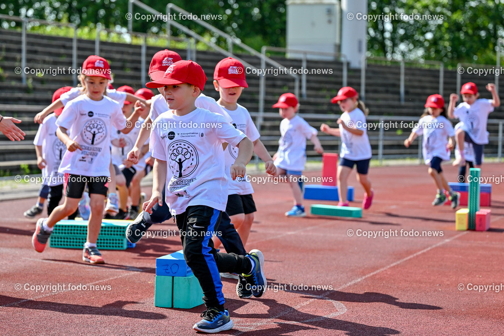 Kindergarten Olympiade 2024_ Stadion Traun_ 07.06.2024-32 | 07.06.2024, Stadion der Stadt Traun, AUT, Kindergarten Olympiade 2024, im Bild Kinder, Hindernis, Fussball, Laufen, Action