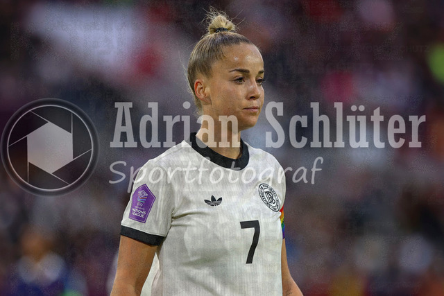 Deutschland vs Frankreich - Halbfinale - UEFA Women's Nations League | Düsseldorf, Deutschland, 24.10.25:   Giulia Gwinn ( Deutschland ) schaut waehrend des Halbfinals der UEFA Women's Nations League zwischen Deutschland vs Frankreich in der Merkur-Spiel-Arena(Foto von Brauer-Fotoagentur / Adrian Schlueter)