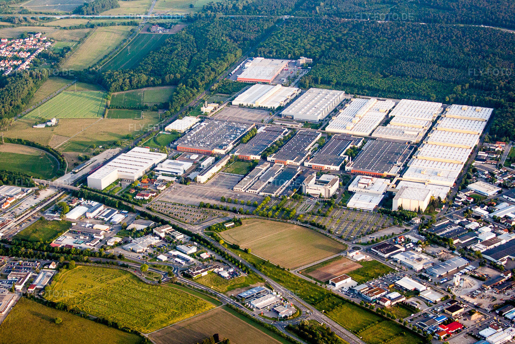 Luftbild: Gewerbegebiet und Firmenansiedlung mit Standort der Heidelberger Druckmaschinen AG in Walldorf im Bundesland Baden-Württemberg in Deutschland. Foto: IMG_66412.jpg vom 30.05.2014 durch Werner Riehm/FLY-FOTO.de