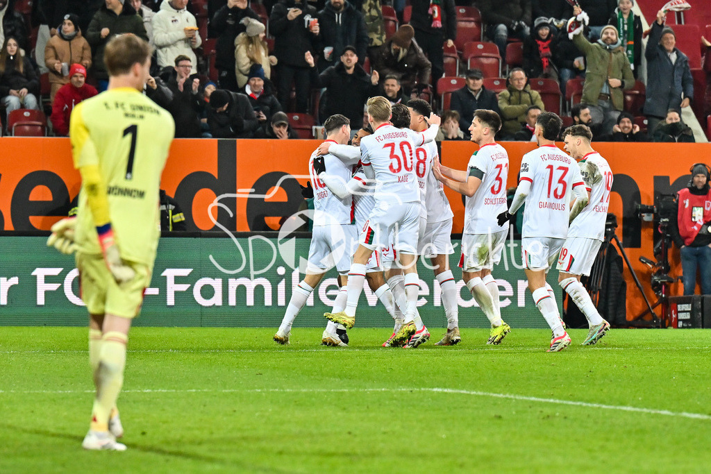FC Augsburg - 1. FC Union Berlin | AUGSBURG, GERMANY - 15. JANUARY: Jubel der Hausherren nach dem Treffer zum 1-0 druch Alexis Julian CLAUDE-MAURICE (FC Augsburg 20) / Tor / Torschuetze / Freude / Happy während dem Bundesligamatch zwischen dem FC Augsburg und dem 1. FC Union Berlin am 17. Spieltag in der WWK-Arena / DFL REGULATIONS PROHIBIT ANY USE OF PHOTOGRAPHS AS IMAGE SEQUENCES AND/OR QUASI-VIDEO