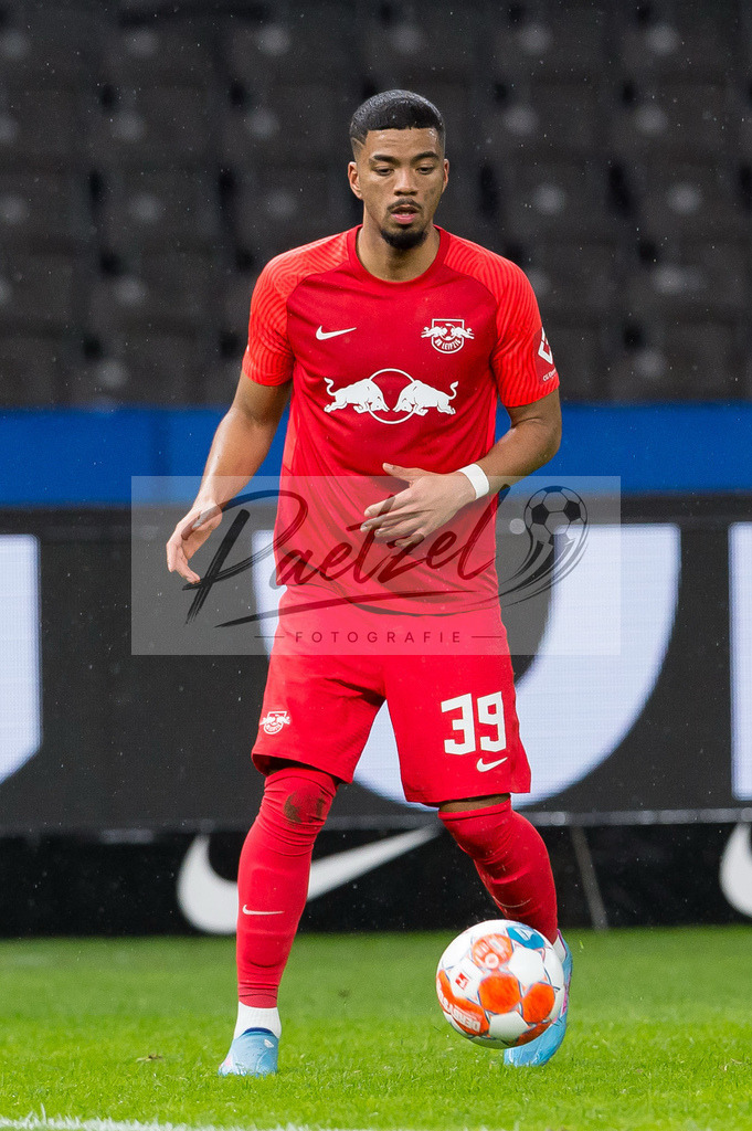 BSCRBL20220220_058 | Fussball, Herren: Benjamin Henrichs (RB Leipzig) in Aktion, am Ball, Einzelaktion bei dem Spiel der 1. Bundesliga zwischen Hertha BSC und RB Leipzig im Olypiastadion am 20.02.2022 in Berlin, Deutschland.DFB / DFL REGULATIONS PROHIBIT ANY USE OF PHOTOGRAPHS AS IMAGE SEQUENCES AND/OR QUASI-VIDEO. - Realisiert mit Pictrs.com