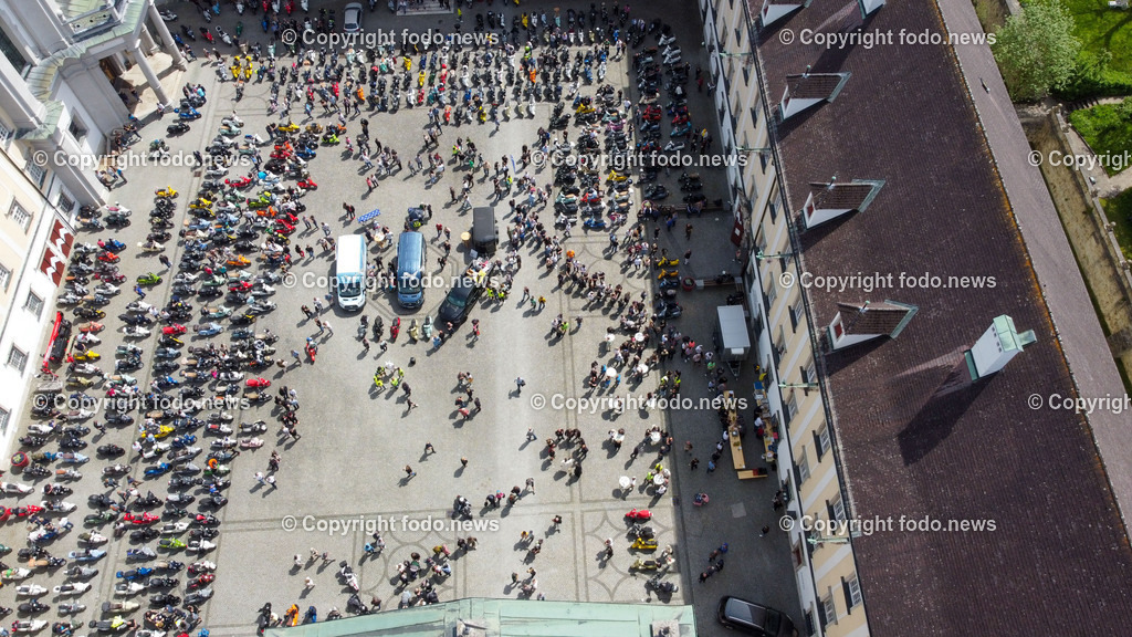 Rollende Engel_ Vespa_ 07.05.2023-44 | 07.05.2023, Neuhofen, Kremsmuenster, AUT, Rollende Engel Vespatreffen, im Bild Vespas im Innenhof des Stift Kremsmuenster, Drohne