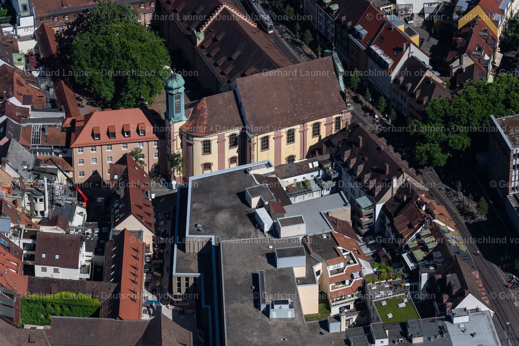 4033530 | FREIBURG IM BREISGAU 30.06.2020 Campus- Universitäts- Bereich "University College Freiburg" der "Albert-Ludwigs-Universität" und Universitätskirche an der Bertoldstraße in Freiburg im Breisgau im Bundesland Baden-Württemberg, Deutschland. Weiterführende Informationen bei: Albert-Ludwigs-Universität Freiburg. // Campus university area "University College Freiburg" of the "Albert-Ludwigs-Universitaet" and university church on Bertoldstrasse in Freiburg im Breisgau in the state Baden-Wuerttemberg, Germany. Further information at: Albert-Ludwigs-Universitaet Freiburg. Foto: Gerhard Launer