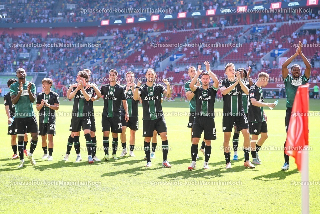 F9509082501118 | 09.08.2025, Fußball, Fortuna Düsseldorf - Hannover 96, 2. Fußball Bundesliga, Merkur Spiel-Arena, Saison 2025 2026: Abschlussjubel nach dem 2:0 Sieg für Hannover 96.  DFB regulations prohibit any use of photographs as image sequences and or quasi-video.