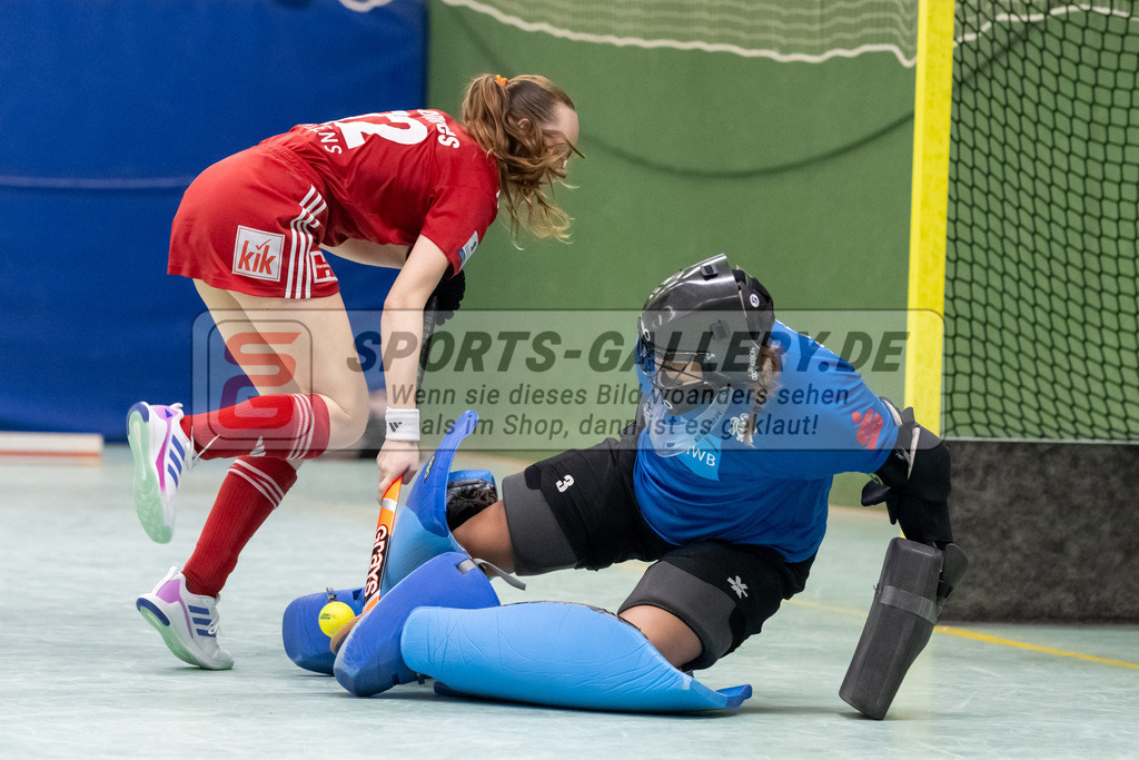 SFE_20241201_0054 | Köln, Deutschland, 01.12.2024:  Hockey 1. Bundesliga Damen Rot-Weiss Köln - HTC Uhlenhorst im KTHC Stadion Rot-Weiss Köln Tennis and Hockey Club am 01.12.2024 in Köln, Deutschland. (Foto von Stephan Fehrmann)Köln, Germany, 01.12.2024: Hockey 1. Bundesliga Damen Rot-Weiss Köln - HTC Uhlenhorst in KTHC Stadion Rot-Weiss Köln Tennis and Hockey Club at 01.12.2024 in Köln, Deutschland. (Foto from Stephan Fehrmann)