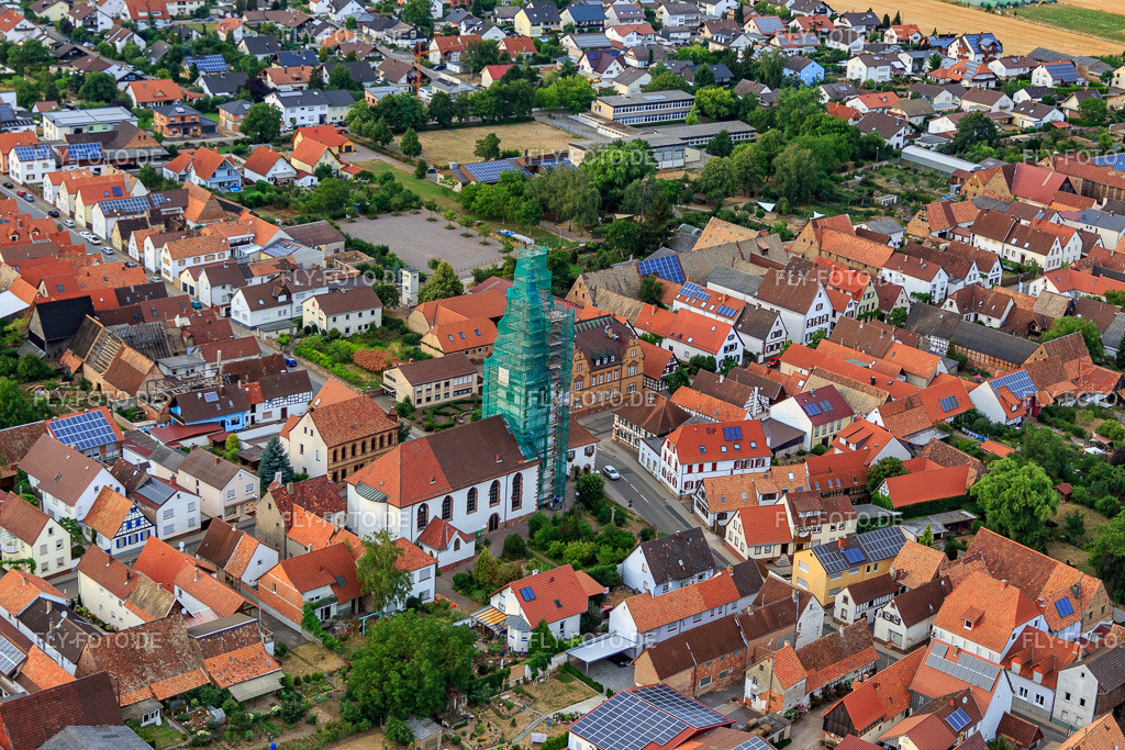 katholische Kirche eingerüstet von Leidner GmbH Gerüstbau, Landau | Luftbild: katholische Kirche eingerüstet von Leidner GmbH Gerüstbau, Landau in Ottersheim bei Landau im Bundesland Rheinland-Pfalz in Deutschland. Foto: IMG_083718.jpg vom 24.07.2015 durch Werner Riehm/FLY-FOTO.de - Realisiert mit Pictrs.com
