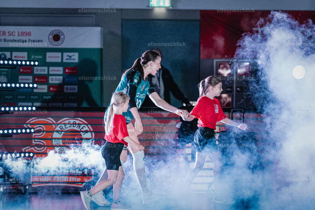 Dresdner SC - Binder Blaubären TSV Flacht, DEKRA 1. Bundesliga Frauen, Volleyball | Im Bild: Spielereinlauf Rylen Reid (11, Dresdner SC)24.10.2026, Dresdner SC -  Binder Blaubären TSV Flacht, DEKRA 1. Bundesliga Frauen, Volleyball, Deutschland, Dresden, Cyberport Arena