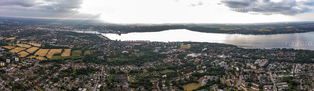 Luftbild: Panorama von Mürwik und Förde im Ortsteil Mürwik in Flensburg im Bundesland Schleswig-Holstein in Deutschland. Foto: IMG_127764-Pano.jpg vom 23.07.2021 durch Werner Riehm/FLY-FOTO.de – Auflösung des Originals: 9592 x 2804 px