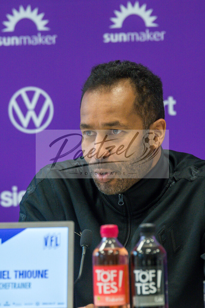 20200219_PKOSNA_0004 | Fussball, Herren: Trainer Daniel Thioune (VfL Osnabrueck) schaut waehrend der Pressekonferenz des VfL Osnabrueck im Presseraum des Stadion an der Bremer Bruecke am 19.02.2020 in Osnabrueck, Deutschland. - Realisiert mit Pictrs.com