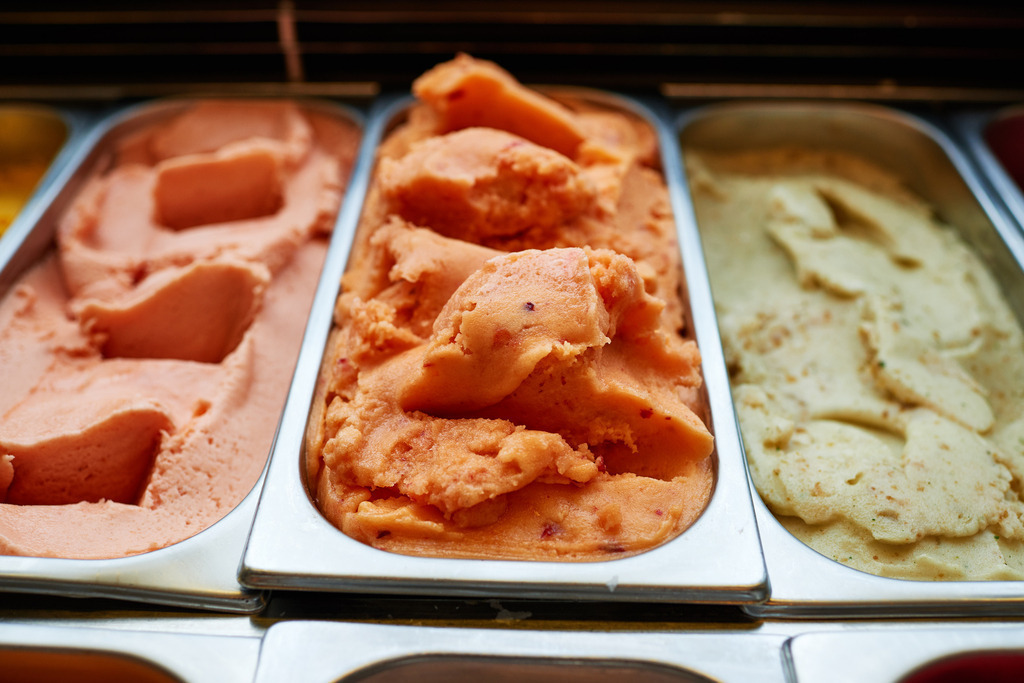 Eiscafé Zuckero | Wien, Austria - March 28, 2019: Eiscafé Zuckero; verschiedene Eissorten im Verkauf. - Realisiert mit Pictrs.com