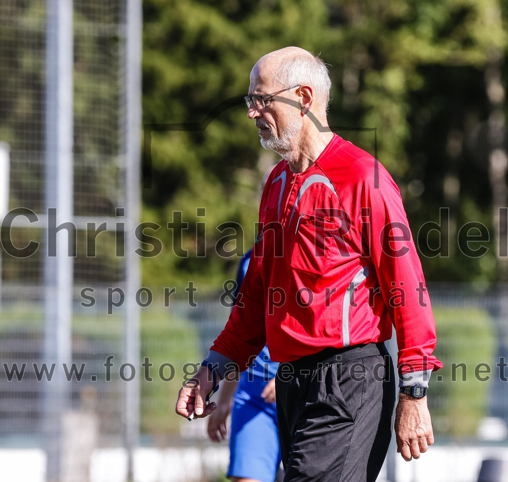 2023-10-21_040_FC_Langengeisling_gegen_TSV_Eching | Erding, Deutschland, 21.10.2023:
Fußball, Bezirksoberliga 2023 / 2024, 8. Spieltag, FC Langengeisling gegen TSV Eching, Endergebnis: 0:0

Schiedsrichter Franz Niederreiter

Foto: Christian Riedel / fotografie-riedel.net