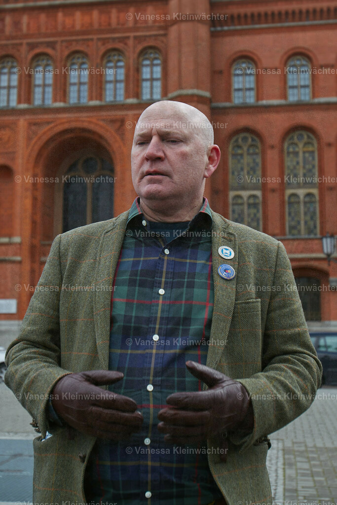 #IndyBerlin23 - Demonstration für schottische Unabhängigkeit | Neale Hanvey (Alba Party)

Rund 60 Personen ziehen am 11.03.2023 mit einer Demonstration vom Brandenburger Tor an der Britischen Botschaft vorbei zum Roten Rathaus, um die Unabhängigkeit Schottlands zu fordern.

On March 11, 2023, approx. 60 people rally in support of the Scottish independence, marching from Brandenburg Gate via the British Embassy to the Red Town Hall. - Realisiert mit Pictrs.com
