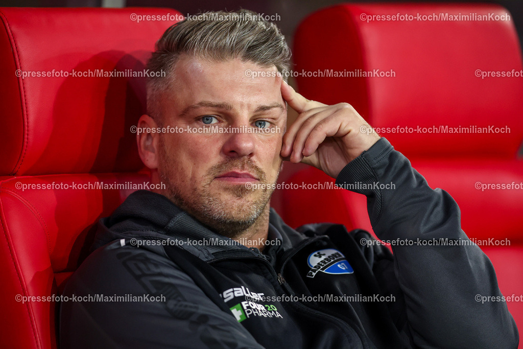Due09112401010 | 09.11.2024, Fußball, Fortuna Düsseldorf - SC Paderborn 07, 2. Bundesliga, Merkur Spiel-Arena, Saison 2024 2025: Trainer Lukas Kwasniok (Cheftrainer Paderborn)DFB regulations prohibit any use of photographs as image sequences and or quasi-video.