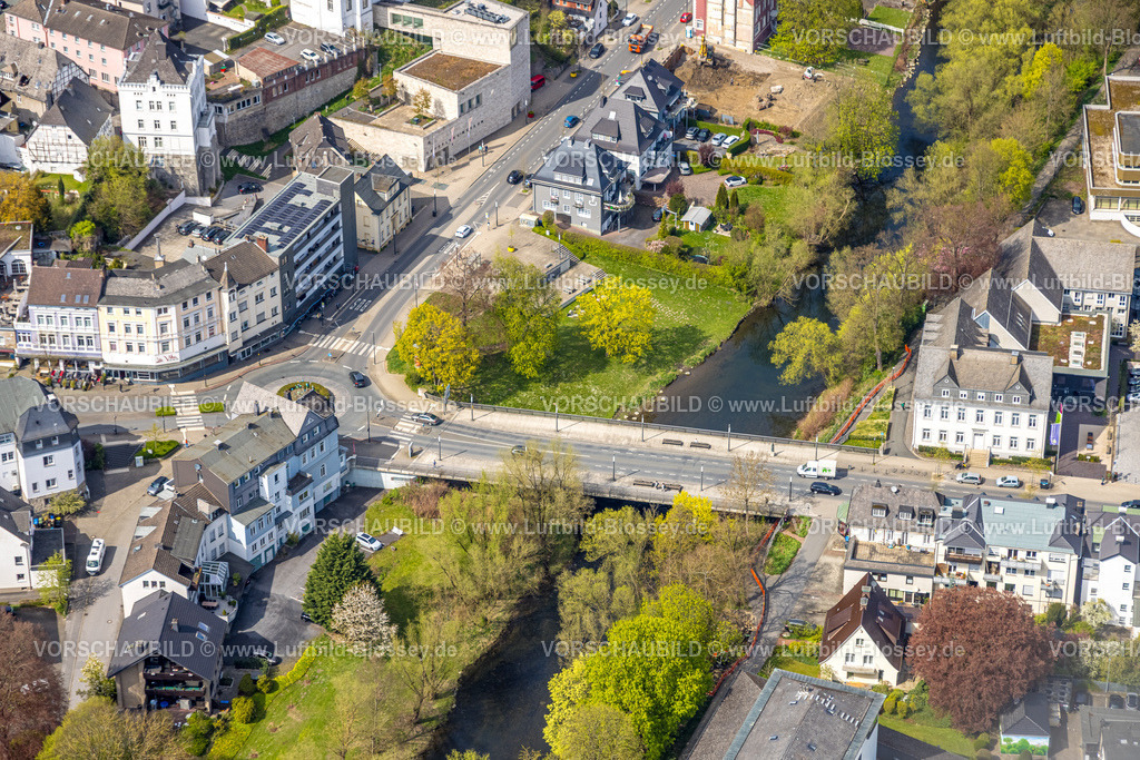 Arnsberg260402566 | Luftbild, Ruhrbrücke Klosterbrücke, Brückenplatz mit Kreisverkehr, güner Uferbereich, Baustelle mit Neubau Wohnhäuser, Arnsberg, Sauerland, Nordrhein-Westfalen, Deutschland
