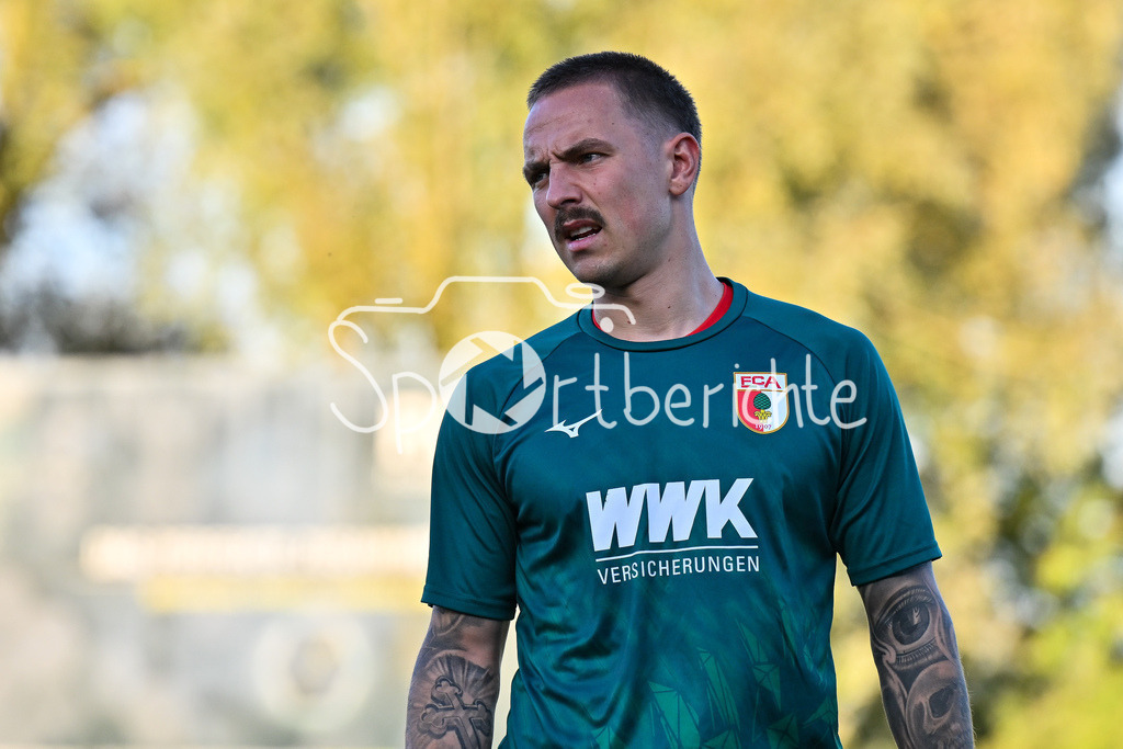 FC Augsburg - SSV Ulm 1846 Fussball | Im Bild Phillip TIETZ (FC Augsburg 21) beim warmmachen / Einzelfoto / Freisteller / Testspiel: FC Augsburg - SSV Ulm 1846 Fussball; TSV Burgau Sportzentrum am 08.10.2025