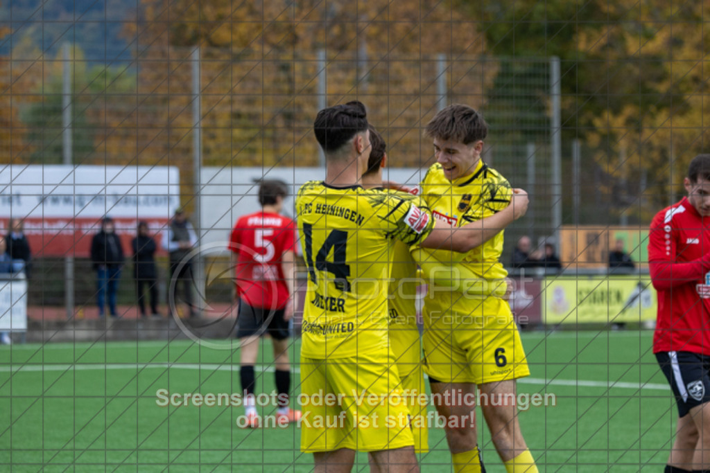 20251012_171307_0255 | Torjubel nach dem 5:01.FC Heiningen (gelb) vs. SV Ebersbach (rot), Fußball, Bezirksliga - Bezirk Neckar/Fils, 08. Spieltag, Saison 2025/2026, Kunstrasenplatz, Sportzentrum Heiningen, Krautgarten 1,73092 Heiningen, 12.10.2025 - 15:30 Uhr,Foto: PhotoPeet-Sportfotografie/Peter Harich