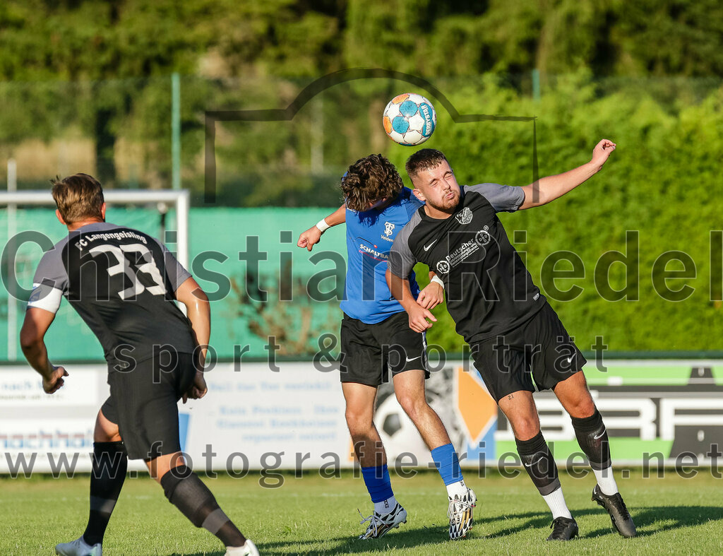 2023-07-14_041_FC_Langengeisling_gegen_FC_Velden-Eberspoint | Erding, Deutschland, 14.07.2023:
Fußball, Bezirksliga Oberbayern Ost 2023 / 2024, Testspiel, FC Langengeisling gegen FC Velden-Eberspoint, Endergebnis: 5:0

Hannes Dornauer (FC Langengeisling, #33), Tim Langmeier (FC Velden-Eberspoint, #14), David Riederle (FC Langengeisling, #14)

Foto: Christian Riedel / fotografie-riedel.net
