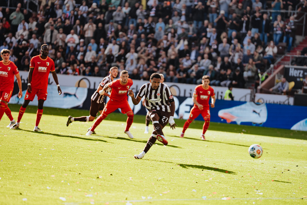 _STP4900 | Der offizielle Shop für FC St. Pauli Fotos. Wähle aus Spielszenen & Fanmomenten dein FCSP Wunschformat. Wir liefern Millerntor-Atmosphäre.