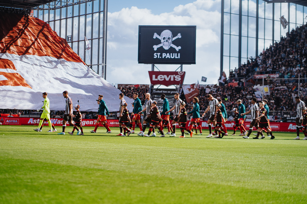 HEV04845 | Der offizielle Shop für FC St. Pauli Fotos. Wähle aus Spielszenen & Fanmomenten dein FCSP Wunschformat. Wir liefern Millerntor-Atmosphäre.