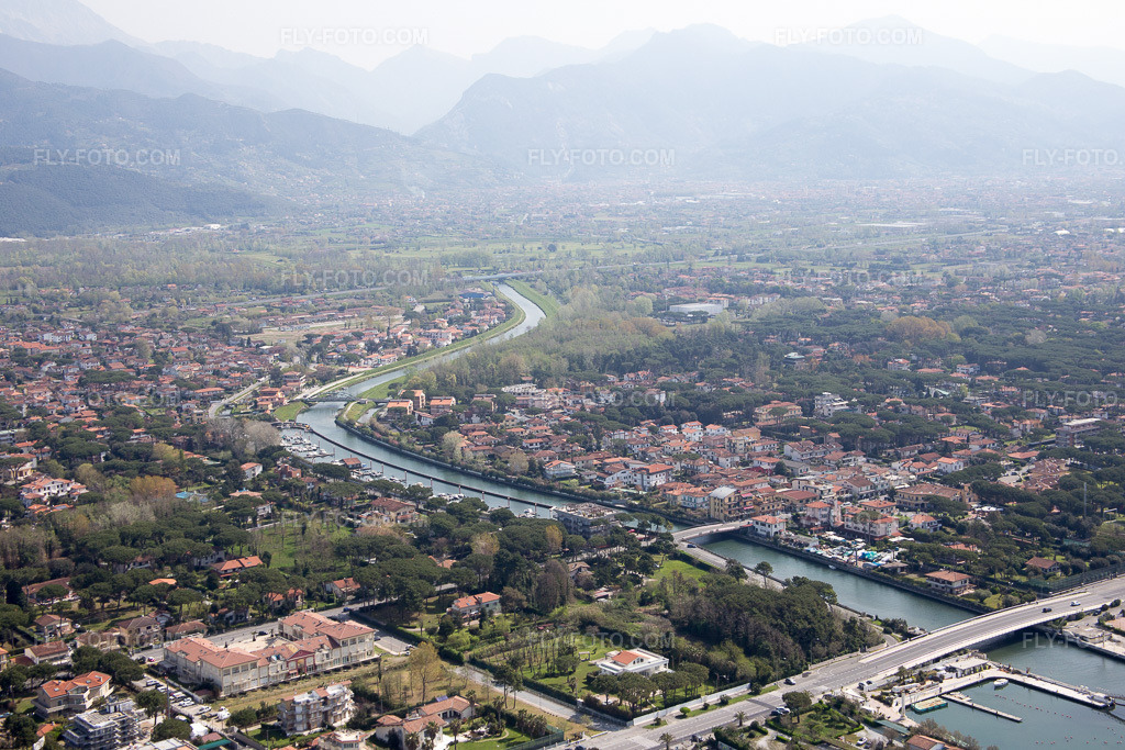 Aerial view: View of the town in Marina dei Ronchi in the state Tuscany, Italy. – Photo: IMG_087200.jpg taken on 04/04/2016 by Werner Riehm/FLY-FOTO.com – Resolution of the original: 5472 x 3648 px