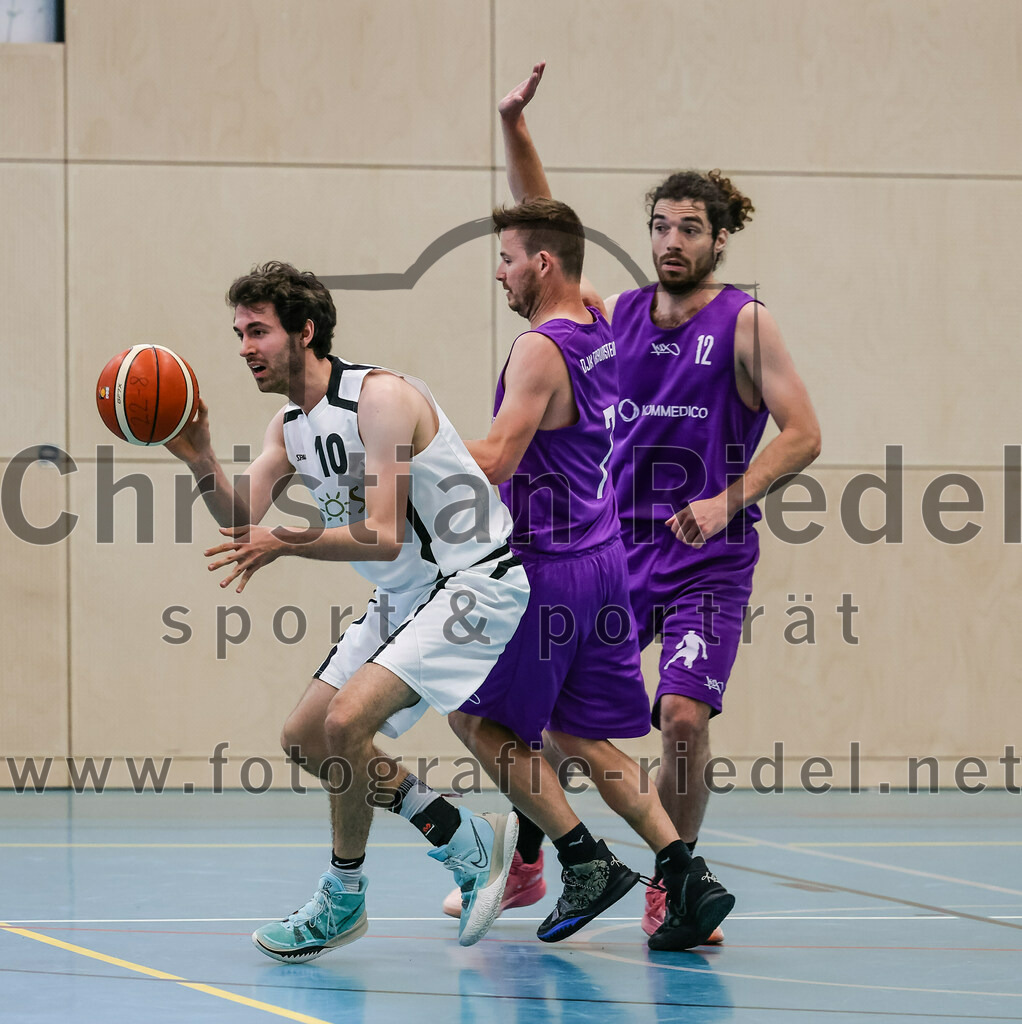 2022-05-01_024_TSV_Vaterstetten_gegen_DJK_Traunstein | Vaterstetten, Deutschland, 01.05.2022:
Basketball, Aufstiegsrunde zur Bayernliga 2021 / 2022, 5. Spieltag, TSV Vaterstetten gegen DJK Traunstein, Endergebnis: 87:79

Luca Maurice Kohll (TSV Vaterstetten, #10), Michael Aicher (DJK Traunstein, #7), D. Berger (DJK Traunstein, #12)

Foto: Christian Riedel / fotografie-riedel.net