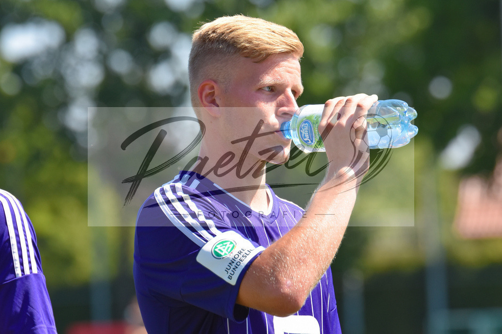 20180804_OSNSCP_0026 | Fußball, A-Junioren: Fynn Onken (VfL Osnabrück) schaut beim Testspiel zwischen VfL Osnabrück vs. SC Preußen Münster am 04.08.2018 im Sportpark Illoshöhe in Osnabrück, Deutschland.(Foto von Nico Paetzel) - Realisiert mit Pictrs.com