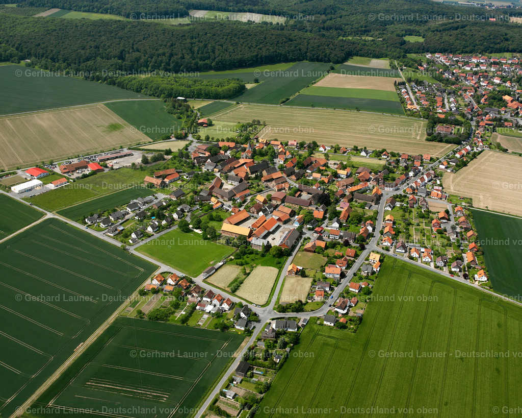 2638112 | KLEIN DöHREN 09.06.2006 Von Wald und Forstgebieten umgebener Ortskern der Straßen und Häuser und Wohngebiete in Klein Döhren im Bundesland Niedersachsen, Deutschland // Surrounded by forest and forest areas center of the streets and houses and residential areas in Klein Döhren in the state Lower Saxony, Germany Foto: Gerhard Launer