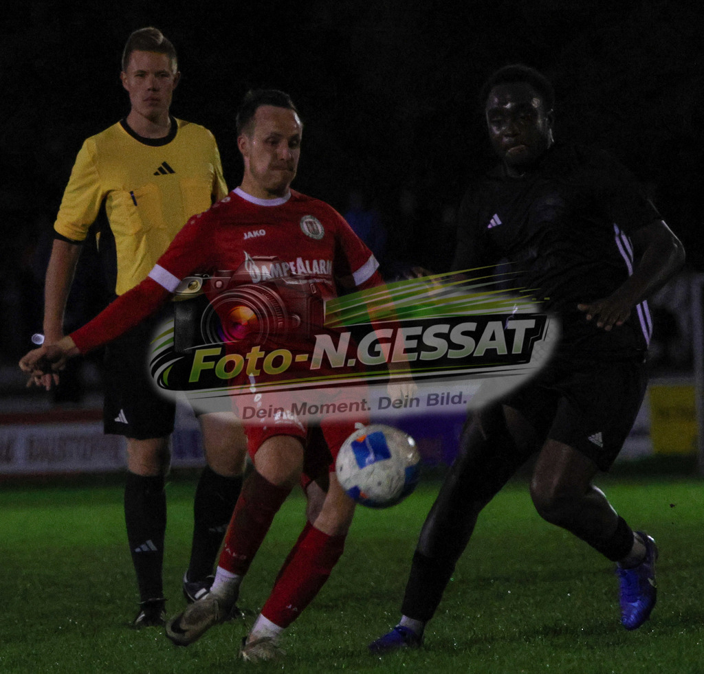 Bünder SV - VfL Mennighüffen | Auf dem Bild zu sehen: rot Bünder SV: David Schultz ; schwarz VfL Mennighüffen: David Jakim Mabudu Bünder SV, VfL Mennighüffen, Saison 26/27, Kreispokal, Viertelfinale, Bünde, Deutschland - Realisiert mit Pictrs.com