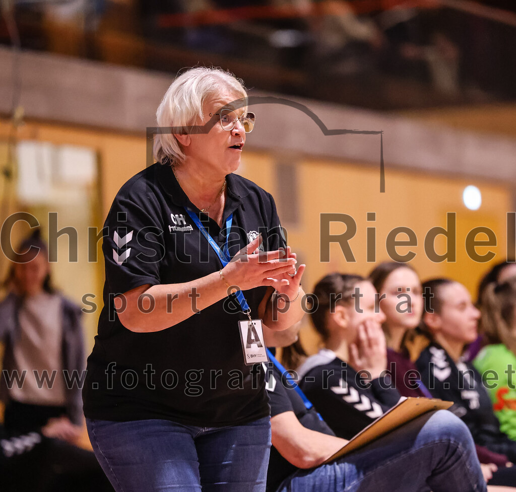 2024-11-24_039_SpVgg_Altenerding_gegen_HC_Donau-Paar_II | Erding, Deutschland, 24.11.2024:Handball, Bezirksoberliga Frauen Altbayern 2024 / 2024, 6. Spieltag, SpVgg Altenerding gegen HC Donau/Paar II, Endergebnis: 24:24Trainer Christiane Kleine (SpVgg Altenerding)Foto: Christian Riedel / fotografie-riedel.net
