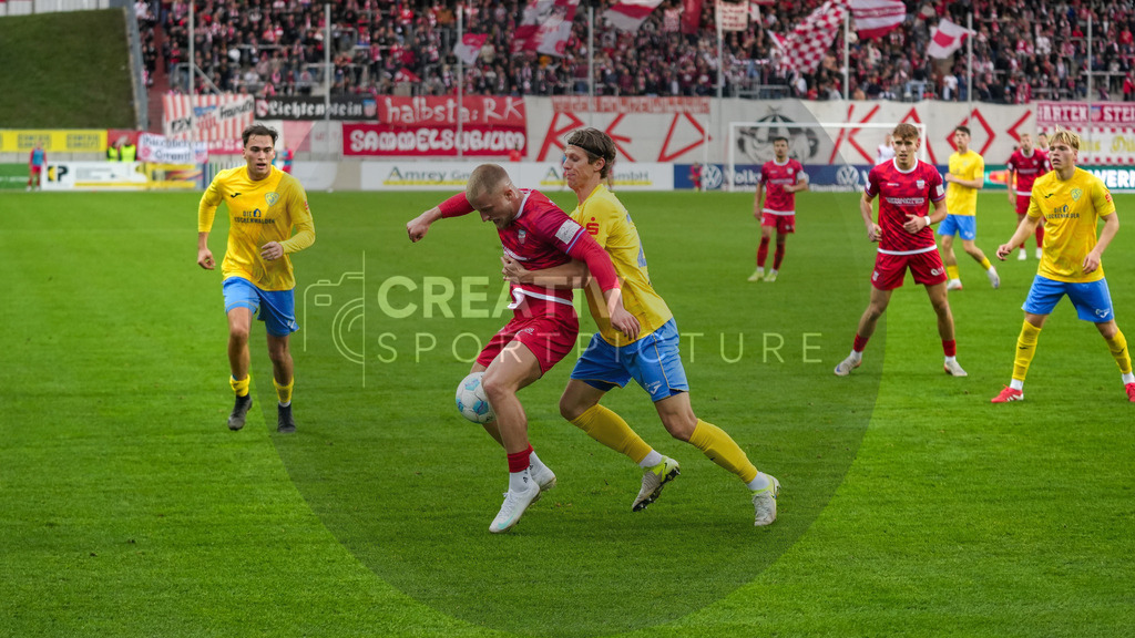 Fußball, Herren, Saison 2025/2026, Regionalliga Nordost, 14. Spieltag, FSV Zwickau vs. FSV 63 Luckenwalde, Samstag 01.11.2025, GGZ-Arena Zwickau | Fußball, Herren, Saison 2025/2026, Regionalliga Nordost, 14. Spieltag, FSV Zwickau vs. FSV 63 Luckenwalde, Samstag 01.11.2025, GGZ-Arena Zwickau, Im Bild: Theo Martens (l. Zwickau) und Phillip König (r. Luckenwalde) - Realisiert mit Pictrs.com