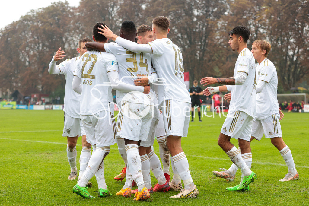 TSV Rain - FC Bayern Amateure | Jubel der Gaeste nach dem Treffer zum 0-1 durch Desire SEGBE AZANKPO (FCB #34)