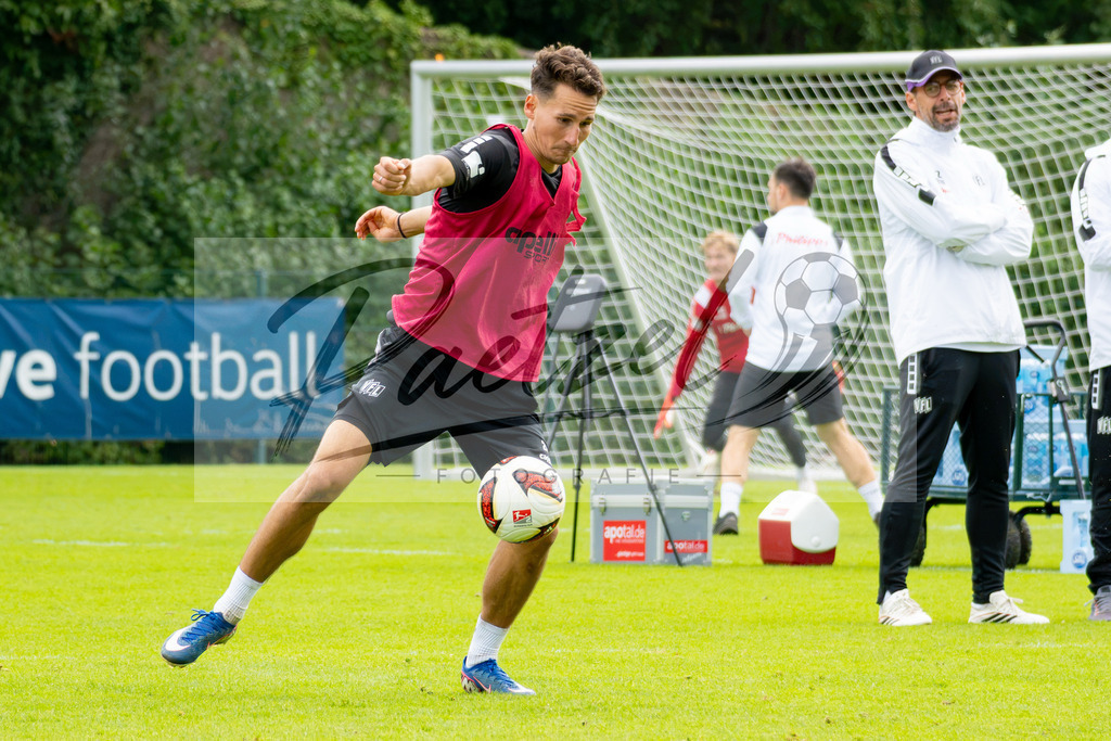 20260909_TRAOSN_0563 | Fußball, Herren: Leonhard Münst (VfL Osnabrück) in Aktion, am Ball, Einzelaktion beim Training des VfL Osnabrück am 09.09.2026 im Sportpark Illoshöhe in Osnabrück, Deutschland.(Foto von Nico Paetzel) - Realisiert mit Pictrs.com