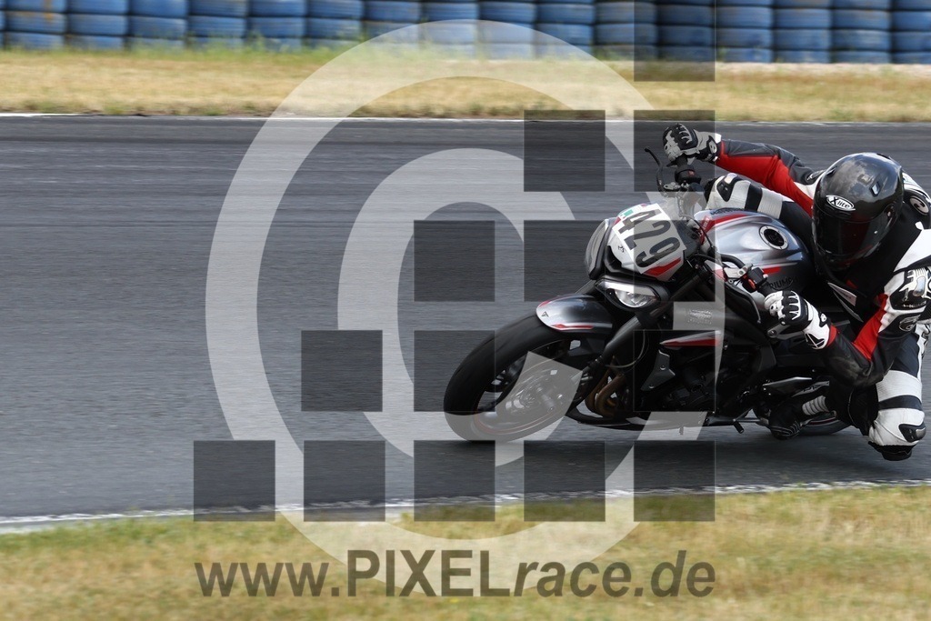 0429-20250616_05746 | Schöne Erinnerungen an spannende Momente - das festzuhalten ist unser Job. PIXELrace.de ist seit 2003 auf den Rennstrecken Europas unterwegs um die Action draußen beim Fahren und die wunderbare Stimmung imm Fahrerlager für euch einzufangen.