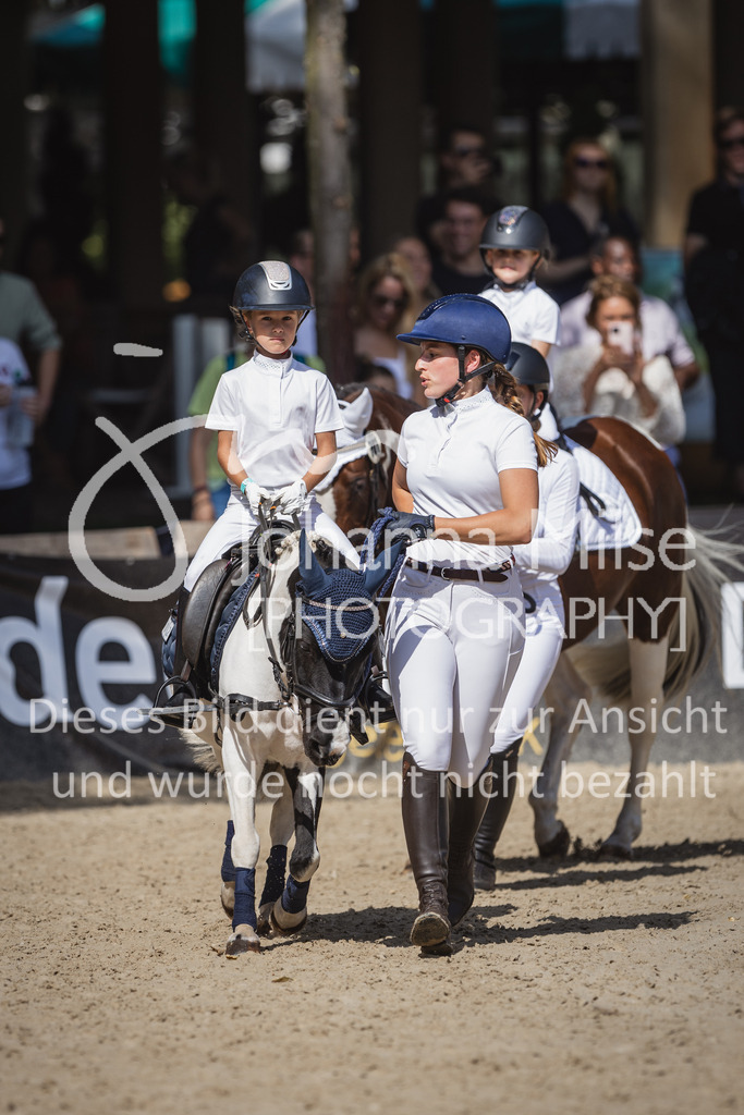230910_OWLCh_Führzügel-148 | Deine schönsten Turniermomente als professionelle Fotos! Entdecke hochwertige Pferdesport-Fotografie im Online-Shop. Jetzt Fotos finden & bestellen!