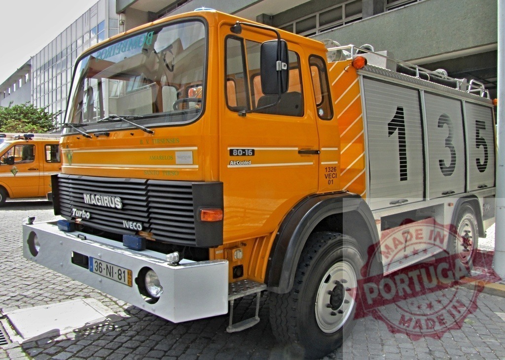 Magirus Iveco 80-16 Bombeiros fire engine parked | Yellow Magirus Iveco 80-16 fire engine parked outside a building - Realisiert mit Pictrs.com