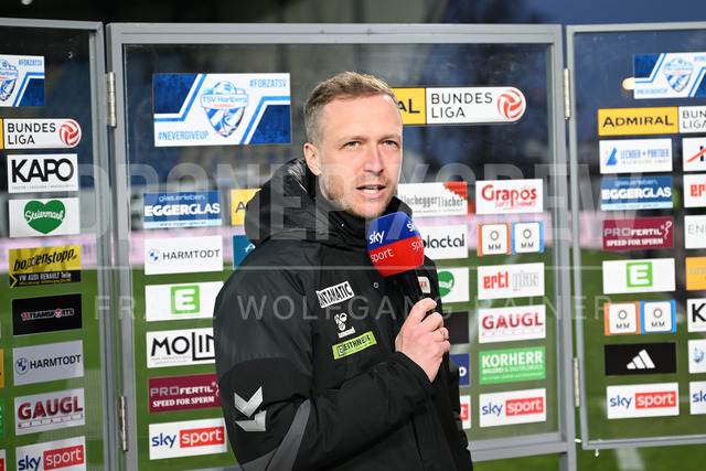 TSV Egger Glas Hartberg vs SV Oberbank Ried – Austrian Bundesliga Match | TSV Egger Glas Hartberg and SV Oberbank Ried. High-intensity match action, tackles, shots on goal, celebrations, fan atmosphere and stadium scenes captured in professional quality. The image shows headcoach Maximilian Senft (Ried).
